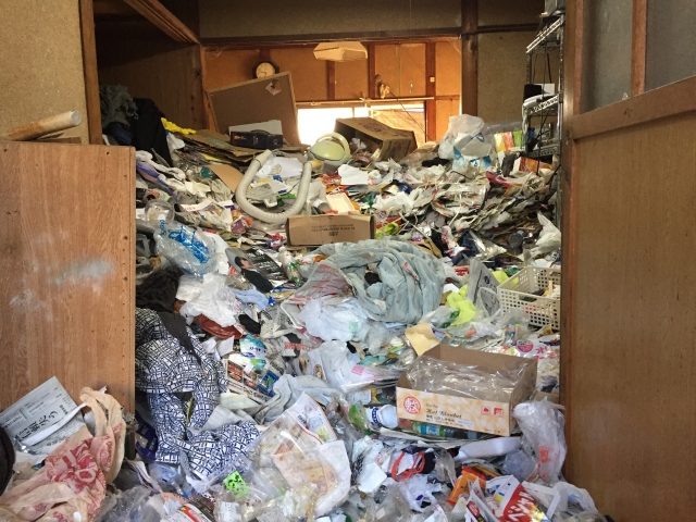 山形市内のゴミ屋敷の片付け作業風景