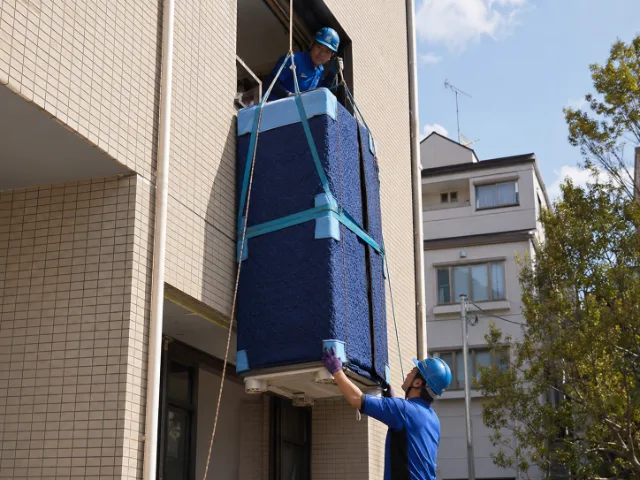 2階から家具・家電を吊り下げて処分